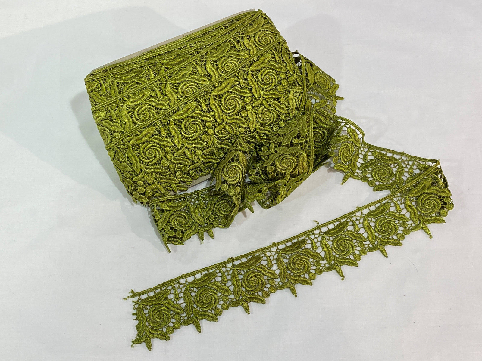 Classic Rose Guipure Lace Trim